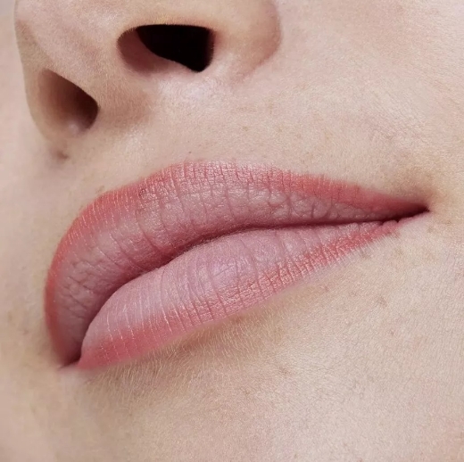 صورة ايسنس قلم شفاه رقم 302
